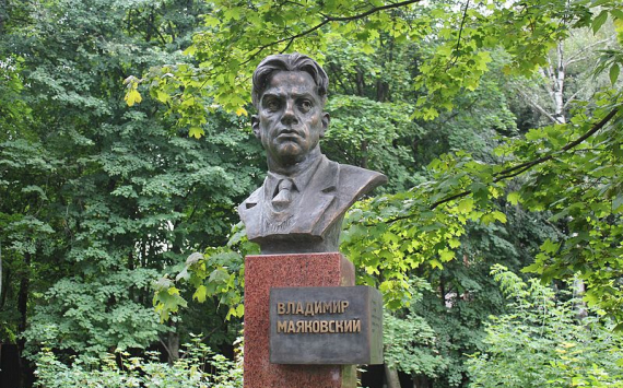 В Иркутской области установили памятник Владимиру Маяковскому