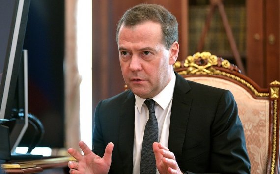 Медведев выделил шести регионам 2,9 млрд руб. на строительство дорог